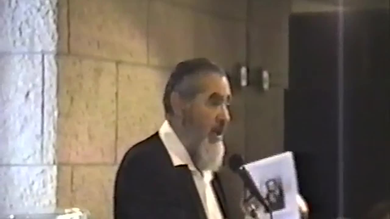 Rabbi Meir Kahane speaks to American tourists in Israel