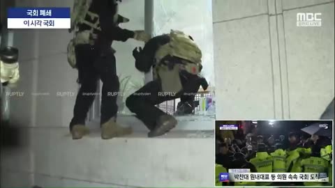 🚨🇰🇷 SOUTH KOREAN SOLDIERS BREAK INTO NATIONAL ASSEMBLY BUILDING