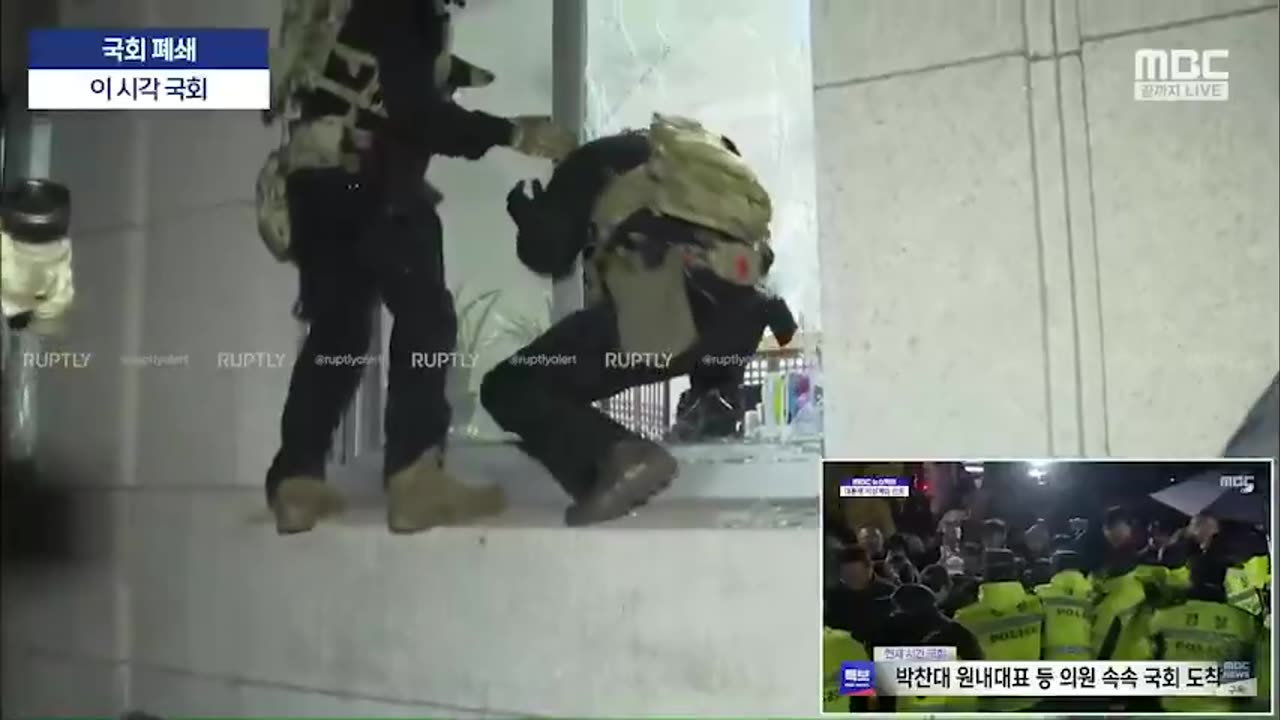 🚨🇰🇷 SOUTH KOREAN SOLDIERS BREAK INTO NATIONAL ASSEMBLY BUILDING