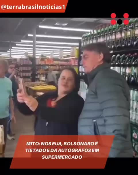 MITO: Nos EUA, Bolsonaro é tietado e dá autógrafos em supermercado