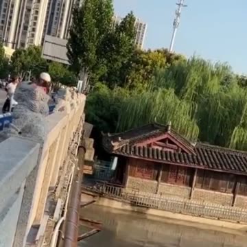 after smashing into #bridge. 120ft houseboat destroyed in 7 seconds. Bystanders shocked. -> LiveLeak