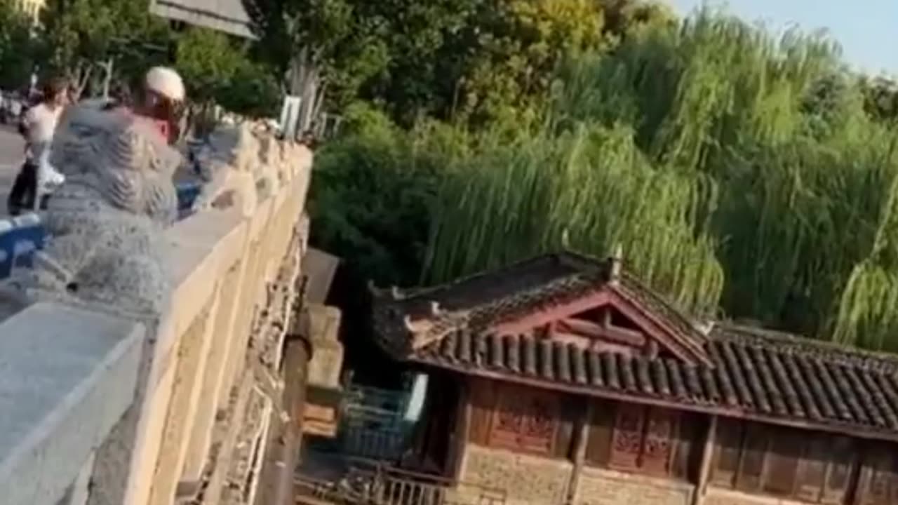 after smashing into #bridge. 120ft houseboat destroyed in 7 seconds. Bystanders shocked. -> LiveLeak