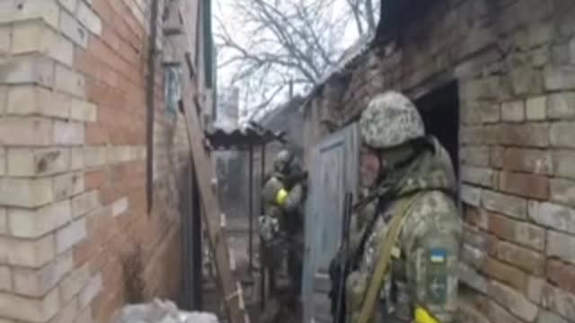 Ukrainian firing RPG between houses near Bakhmut
