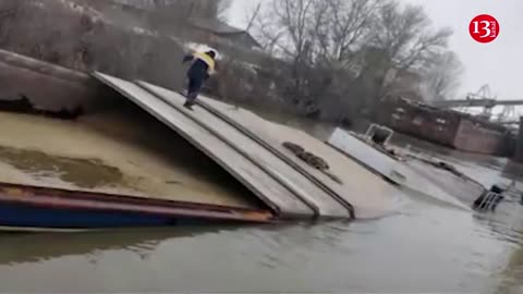 Ship carrying 860 tons of wheat sinks in Ukrainian port