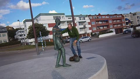 Shibari av Henrik Larsson statyn vid Strandpromenaden, Helsingborg. 12 Aug. 2013