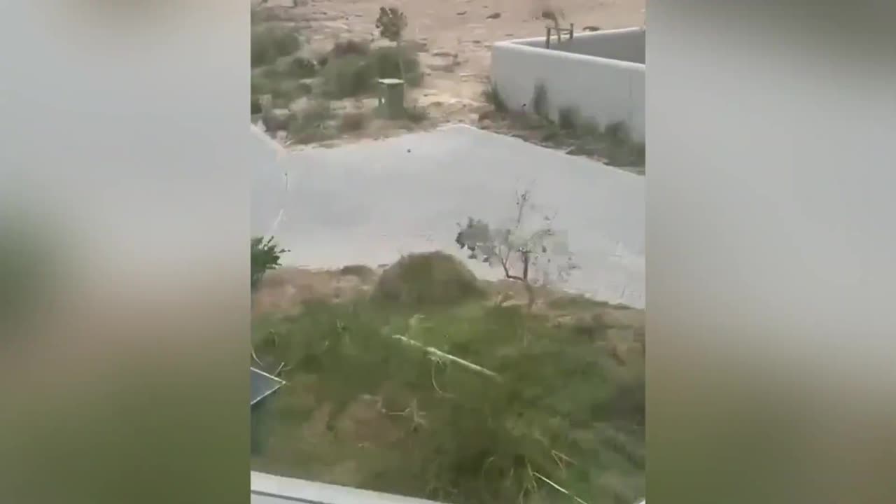 Des vents extrêmes font tomber les voitures des ponts et arrachent les toits en Afrique du Sud.