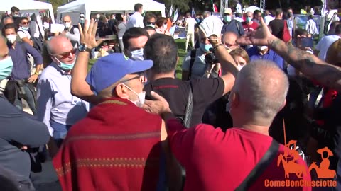 Saverio Tommasi (Fanpage) provoca i manifestanti, poi va al bar senza mascherina