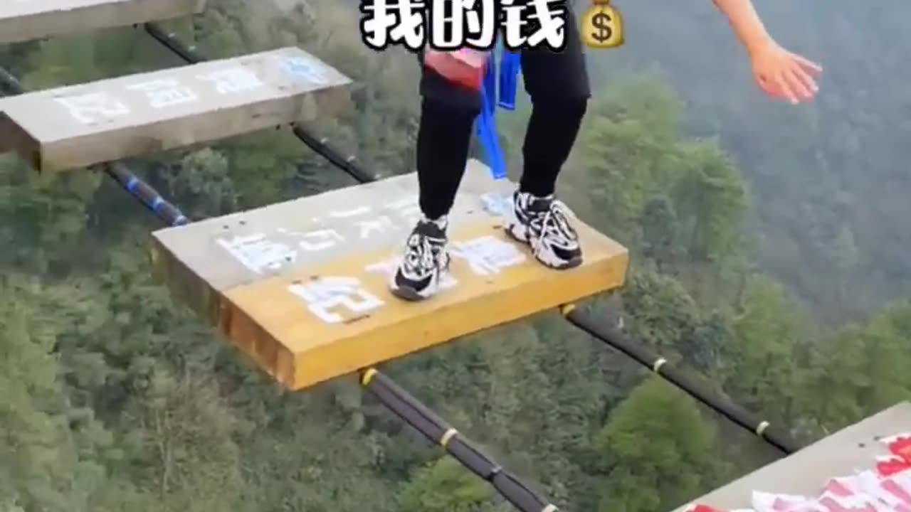 Incredible footage😲🥱🥱of a daredevil bungee jumper jumping from a bridge