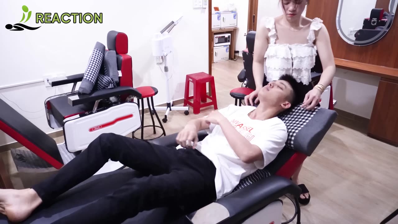 [ FULL VER ] Our elite staff will never let you down, she looks so cute today!!!