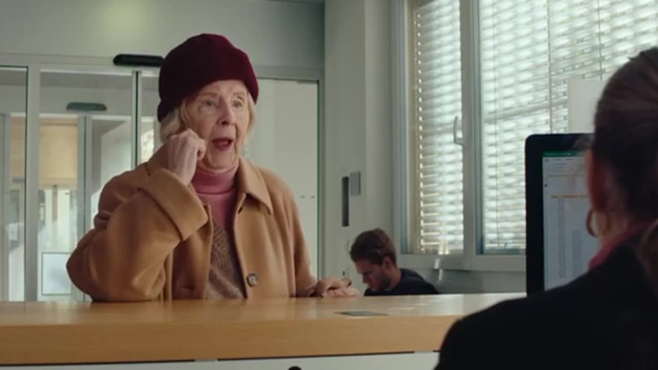 Alte Frau möchte 10-CHF abheben _und dann-hi-hi-hi