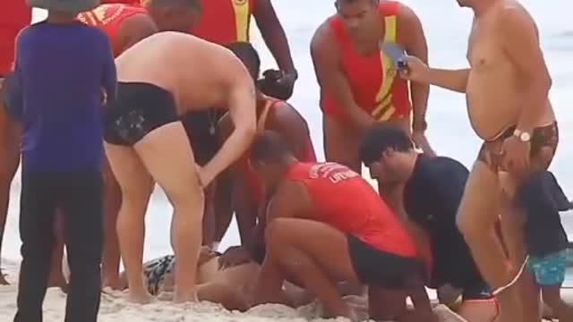 Surfista escapa da morte graças ao Corpo de Bombeiros