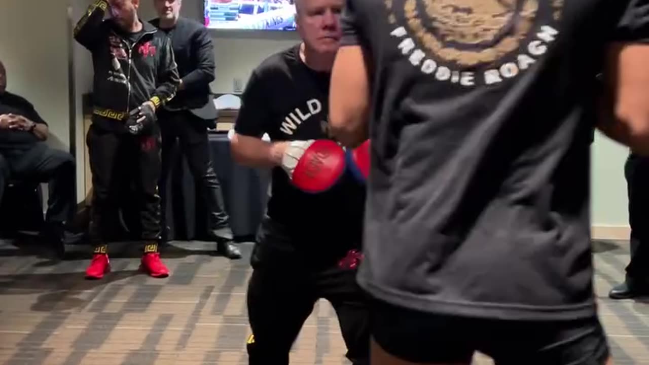 Jaime Munguia warming up with Freddie Roach