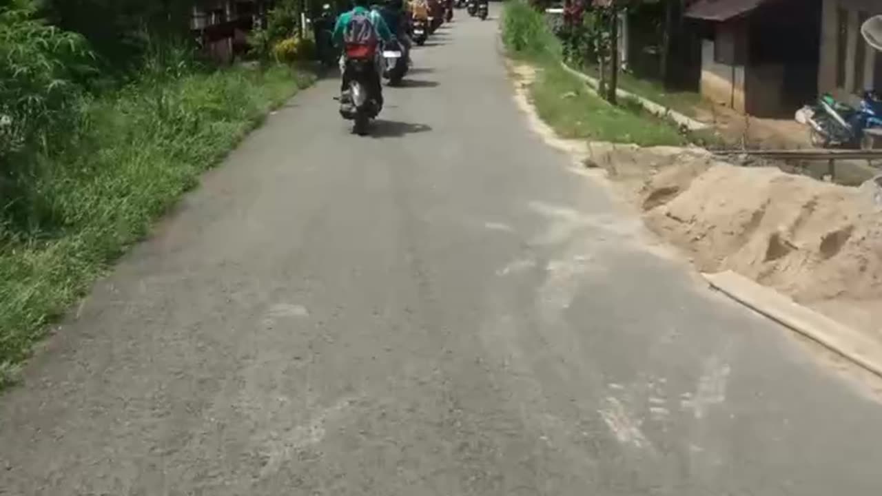 Jalan jalan operator sekolah