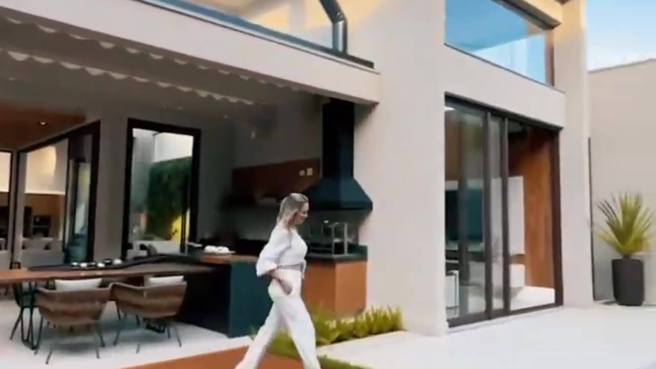 510 m2 inşaat alanına sahip olan bu modern villada 4 yatak odası bulunuyor