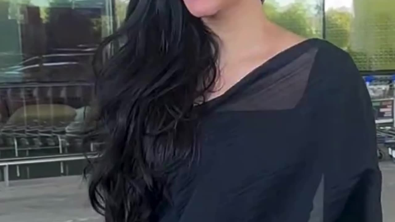 Shruti Hassan Grab The Attention Of Everyone in Black Saree At Airport Viral Masti Bollywood