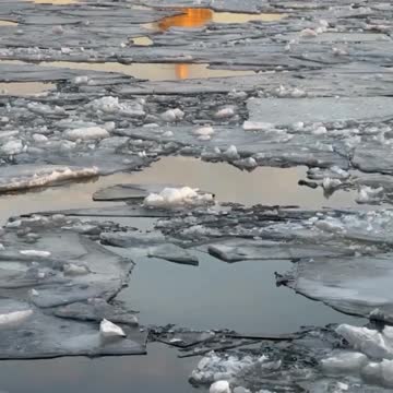 Оттепель. Главная водная артерия Петербурга освобождается ото льда.