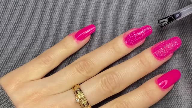 Esmaltação rosa com glitter