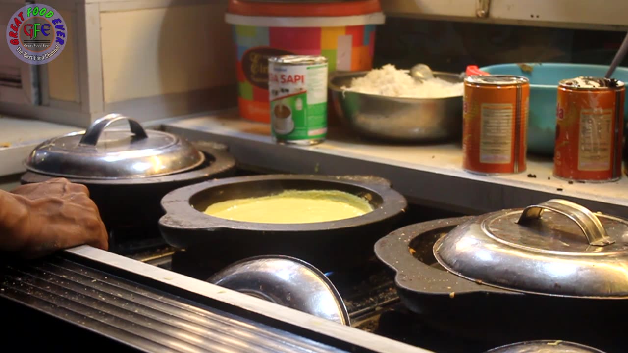 Indonesian sweet martabak, cheap street food that makes you full, I'm sure you will like it