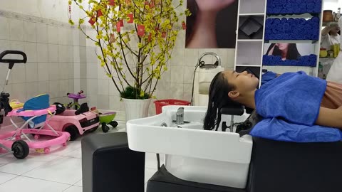 Vietnamese barbershop, relaxing shampoo service to relieve stress, for deep sleep