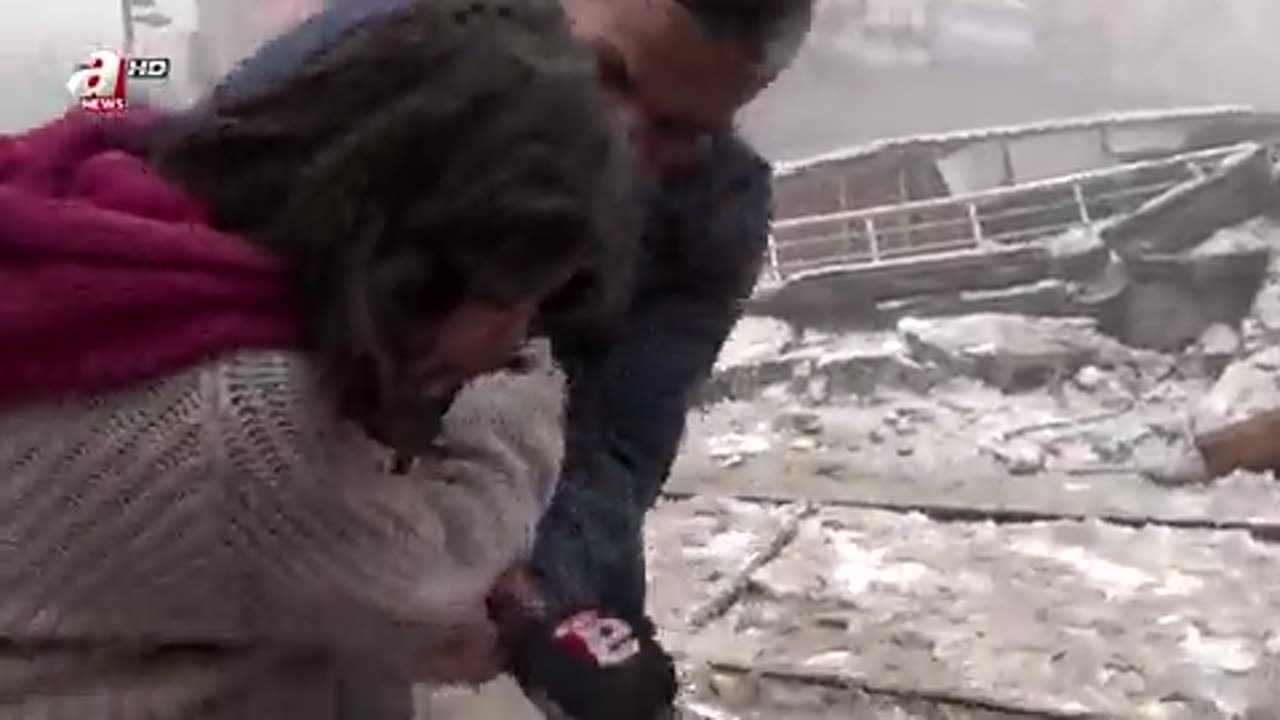 Vídeo mostra repórter de TV correndo para resgatar criança durante terremoto em transmissão ao vivo