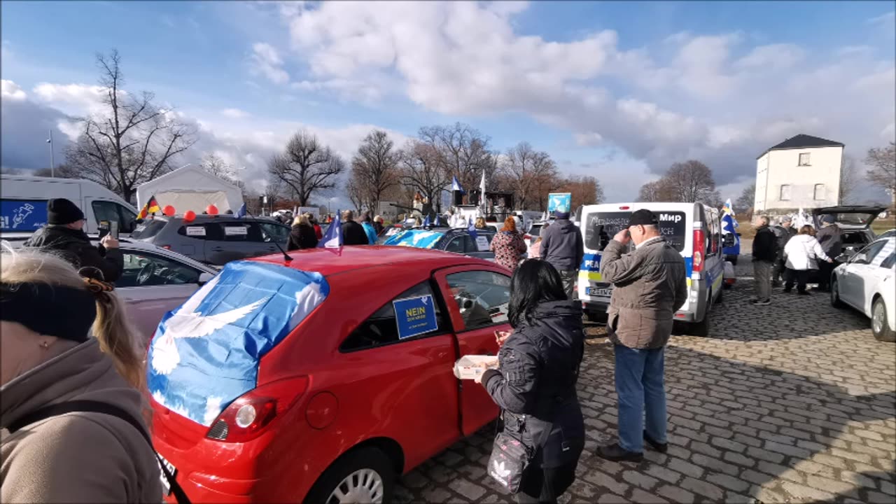 DRESDNER AUTOKORSO FÜR FRIEDEN UND FREIHEIT - Dresden, 04 02 2023, Sammelfläche, Eröffnung