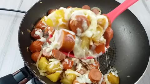 Tem salsicha e batata em casa Faça esse refogado, receita super econômica para o dia a dia!