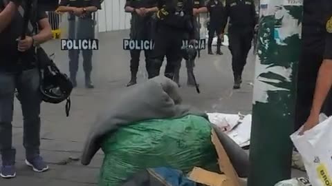 POLICIA SEMBRANDO PIEDRAS