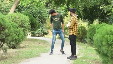 Telling Strangers "Apki Pent Phatti Hai" With A Twist