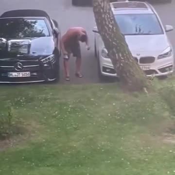 LÜBECK - tehetséges menekült leteszteli a Mercedes minőségét