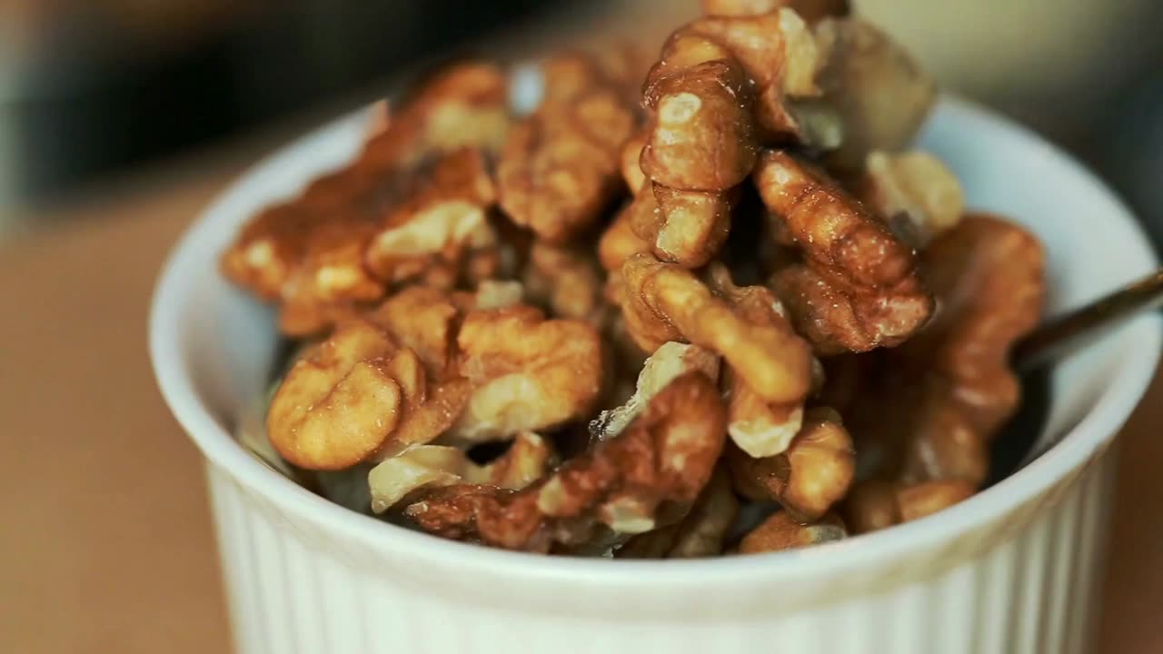 13 Reasons To Start Eating Walnuts Every day