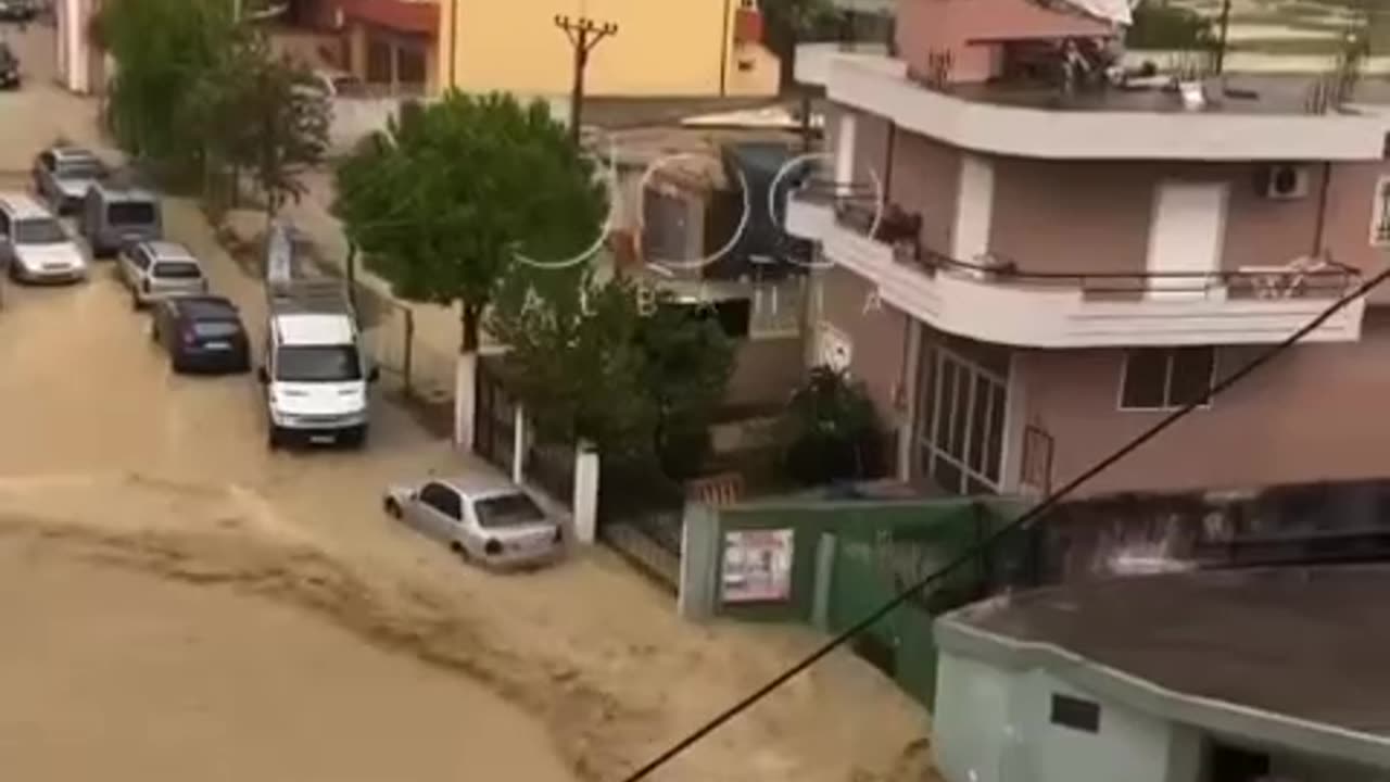 Berisha nxjerr VIDEO-n e gruas që e merr uji në Vlorë