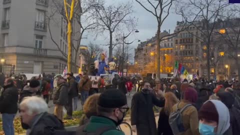 FRANCE PROTESTERS CLASHED WITH THE POLICE GO CRAZY