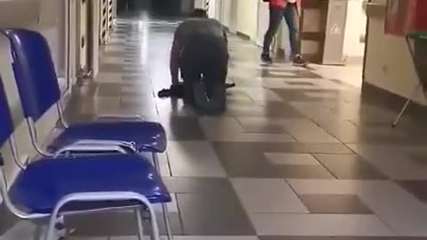 ‼️🇵🇱 Płock. Rzeczywistość w polskiej służbie zdrowia. Pacjent wychodzi ze