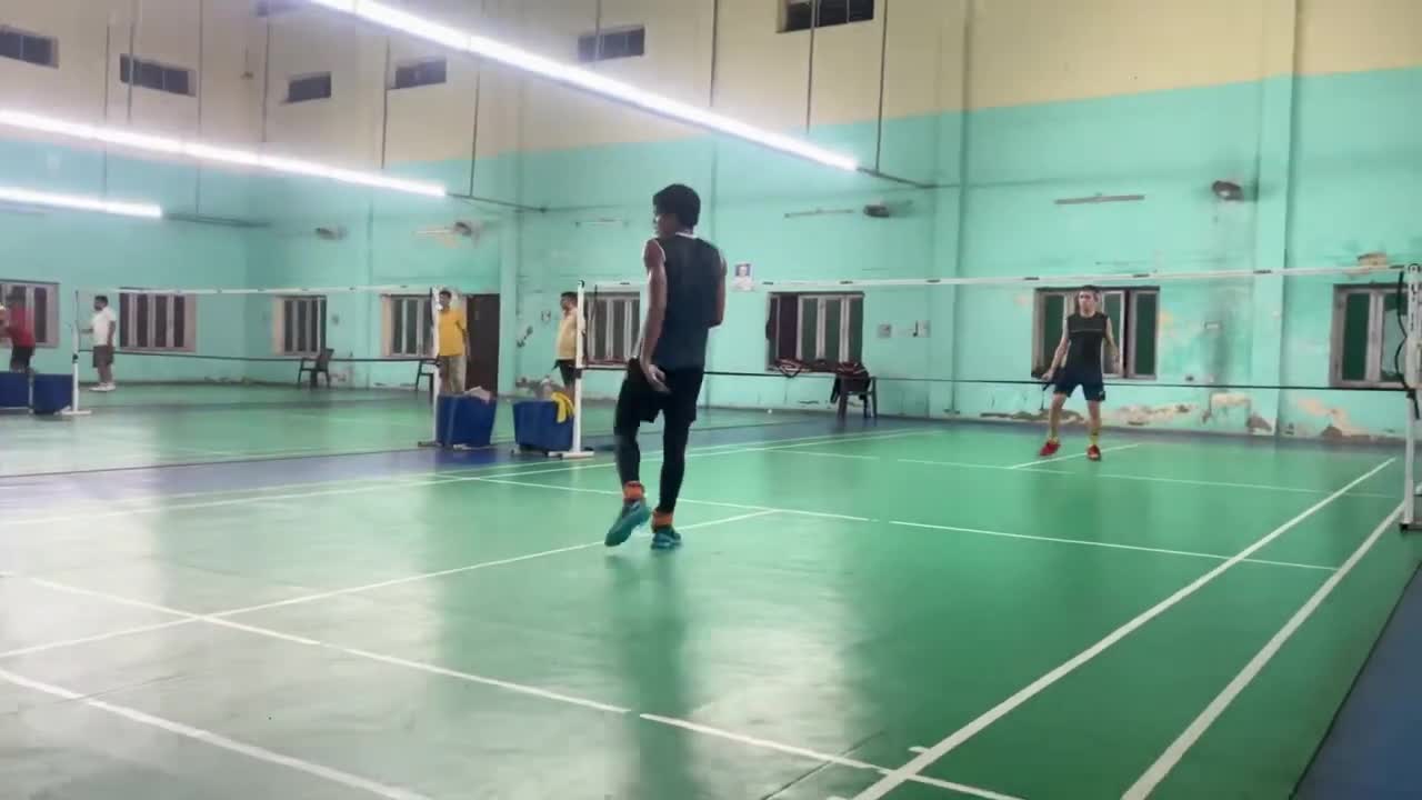 Badminton practice one vs one centre court heavy weight training