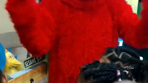 Feed Dorothy the goldfish fish food game with Elmo at a birthday party in Houston Texas