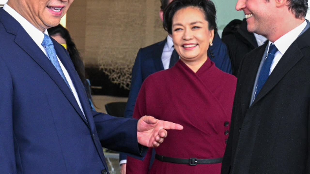 President Xi Jinping and Madame Peng Liyuan arrived in Paris