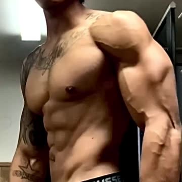 LOOK AT THE TRICEPS!