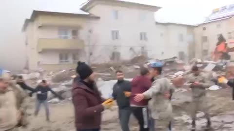 Earthquake strikes during reporter’s live coverage in Türkiye