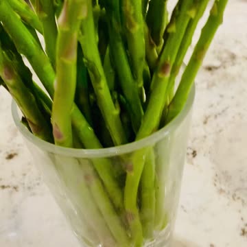 Who LOVES RAW ASPARAGUS??