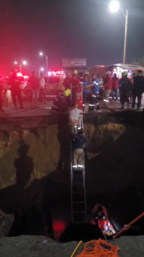 Momento en que bomberos acuden al lugar del colapso parcial de puente