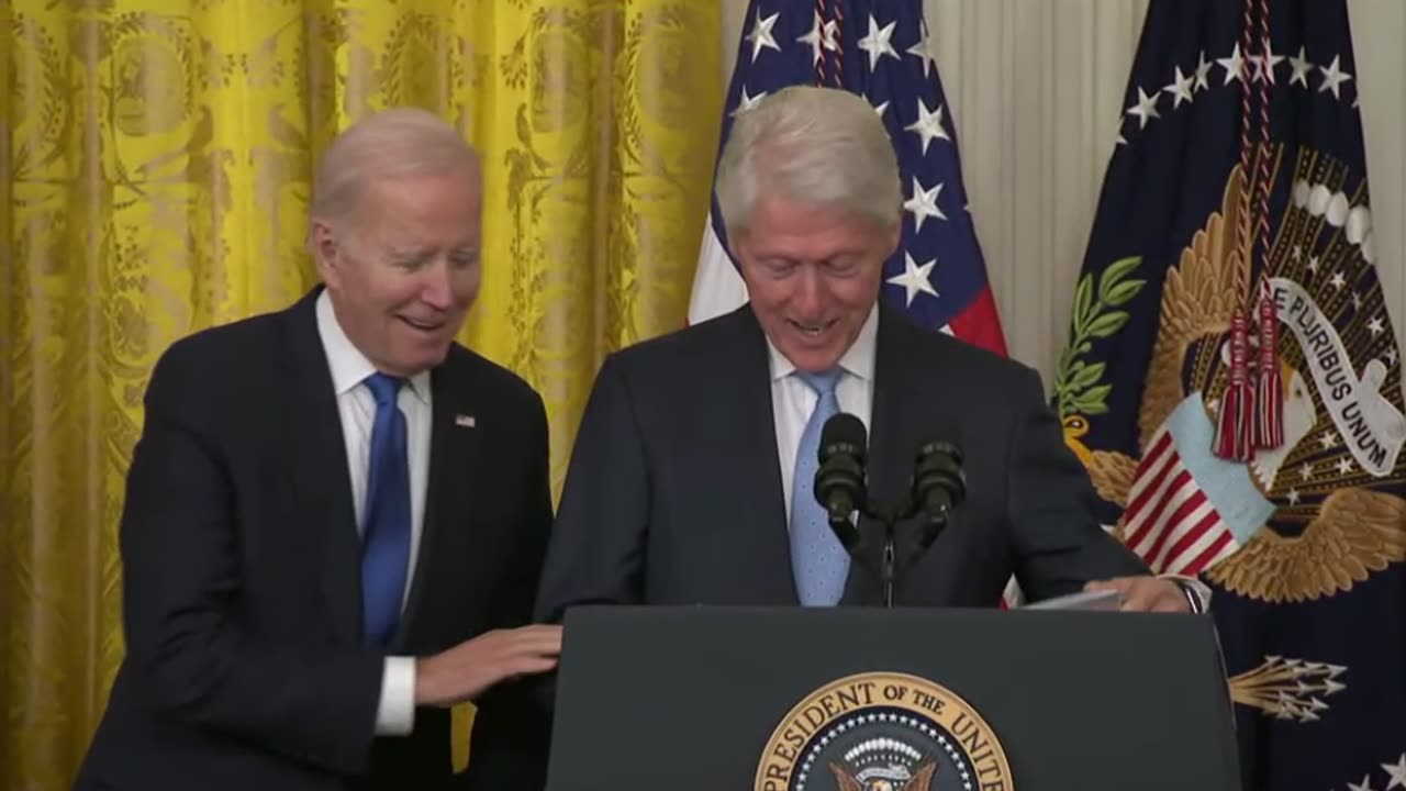 Biden tries to help Bill Clinton find his notes, and says "Why don't you just deliver mine."