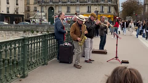 French street performers in Paris