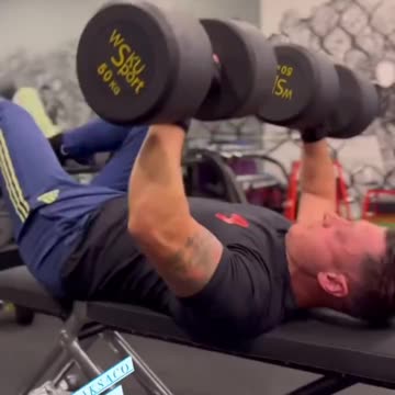 😳💪 Mesut Özil continues his gym journey!