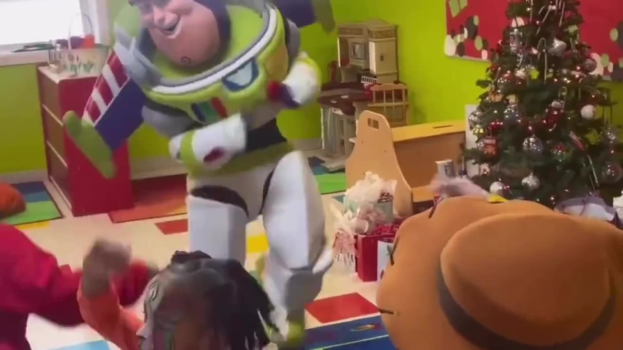 Buzz lightyear doing thingz