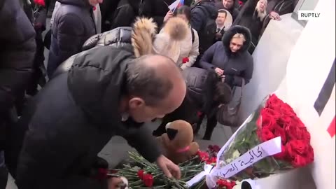 ΜΟΣΧΟΒΙΤΕΣ ΑΠΟΤΙΟΥΝ ΦΟΡΟ ΤΙΜΗΣ ΣΤΟΥΣ ΝΕΚΡΟΥΣ ΤΟΥ ΣΕΙΣΜΟΥ ΣΤΗ ΣΥΡΙΑ