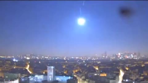 Asteroide ilumina o céu de Paris