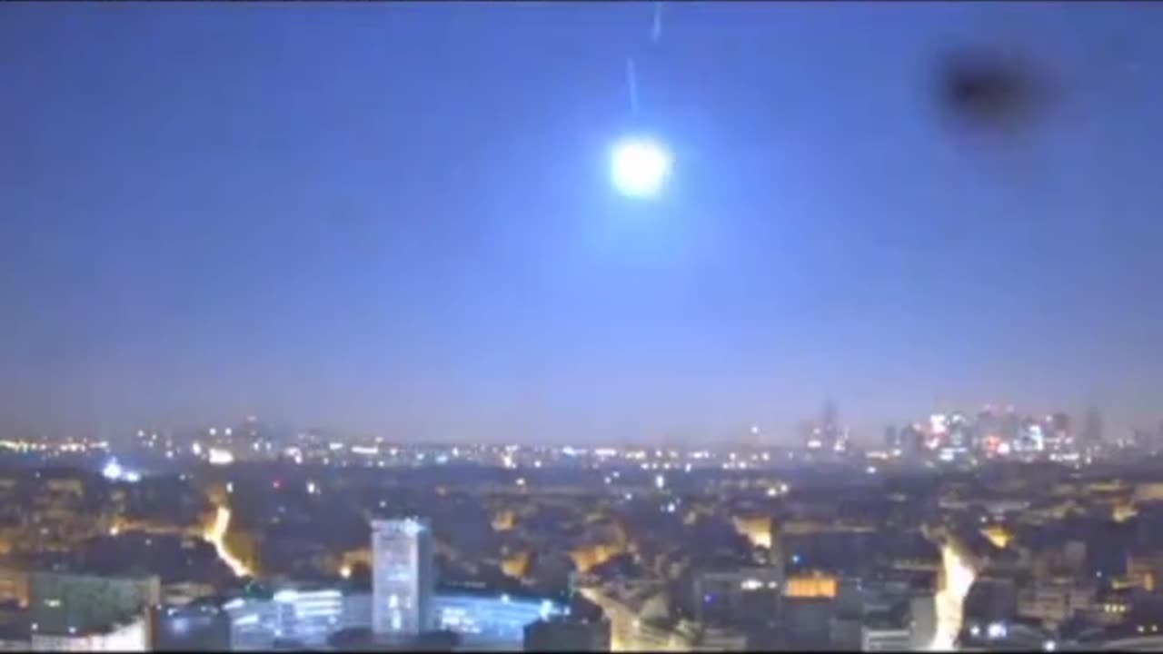 Asteroide ilumina o céu de Paris