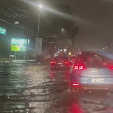 Cars trapped in extreme flooding on major Sydney thoroughfare