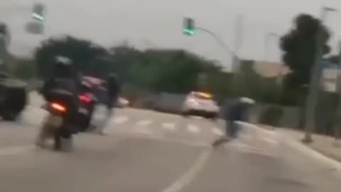 Tem gente sem sorte e tem esses ladrões que toparam com a rota mesmo na HORA do roubo