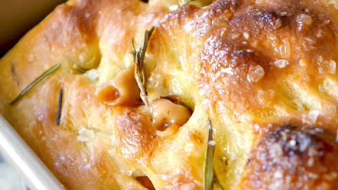 Fluffy Roasted Garlic & Rosemary Foccacia